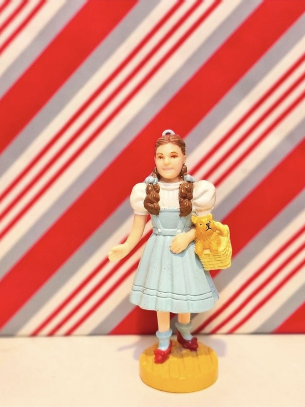 Wizard of OZ Figurine Dorothy 1939 Loews 1966  MGM 1987 Turner Entertainment